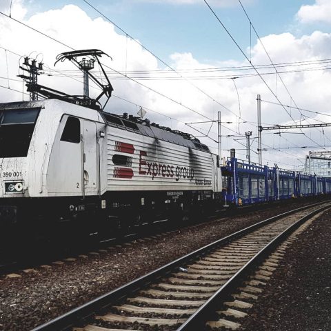Rušeň Siemens 189.845 - preprava nových vozňov z TVP na prepravu automobilov